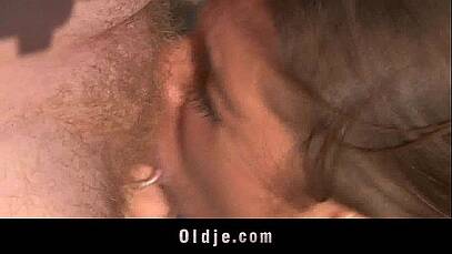 สาวน้อยมาเดินกลางป่า เจอผู้ชายแก้ผ้า เกิดอะไรขึ้น