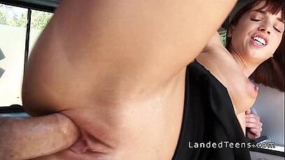 สาวผมสั้นเงี่ยนทนไม่ไหว ให้เค้าเย็ดซะหีบาน