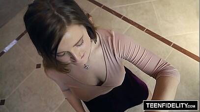 หนังxฝรั่งสาวน้อยอมควยให้ลุง เต็มปากเลยครับ ควยใหญ่มากจริง ๆ