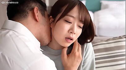 สาววัยรุ่นเอาปากดูดแลกลิ้นกันเป็นพัลวันยิ่งกว่าหนังโป๊อีกสาวเดี๋ยวนี้มันร่านจริง