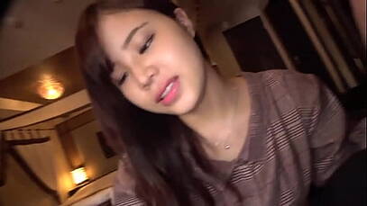 นั่งดื่มเบียร์กับแฟนพอเมาได้ที่ เงี่ยนหีพากันไปเย็ดที่บ้านดูดควยใหญ่ยาวจนฝ่ายชายครางออกมาด้วยความเสียวซ่าน