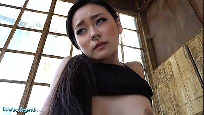 หนังโป๊ฝรั่งสาวหีไร้ขน หีน่าเย็ดมากกำลังขึ้นขย่มควยผัวอย่างเมามันส์ครางออกมาดังมากเสียงหีดังออกมาแป๊ะๆๆๆ