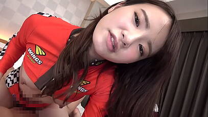 เย็ดกับแฟนเพื่อน ตอนที่เพื่อนออกไปบ้านที่ต่างจังหวัดครับ บ้านอยู่ติดกัน