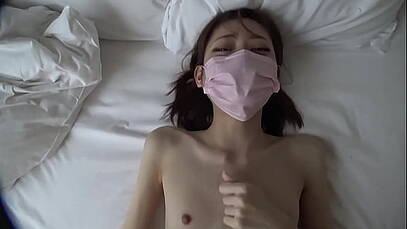 ผู้หญิงขายตัวครับ แขกนัดมาที่ม่านรูด ร่างกายอยู่ในสภาพที่อิดโรยอย่างเห็นได้ชัดเจนขนาดนี้ก้มลงเอามือจับควยมาดูด