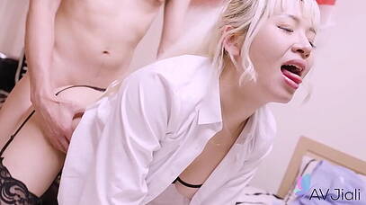 สาวผมทองเอาปากอมควยให้ลุงที่เป็นเพื่อนของพ่ออย่างหื่นกระหาย